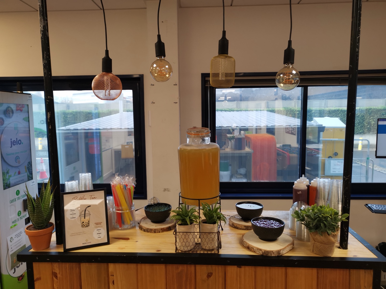 Bar à Bubble Tea installé en intérieur, sous des suspensions