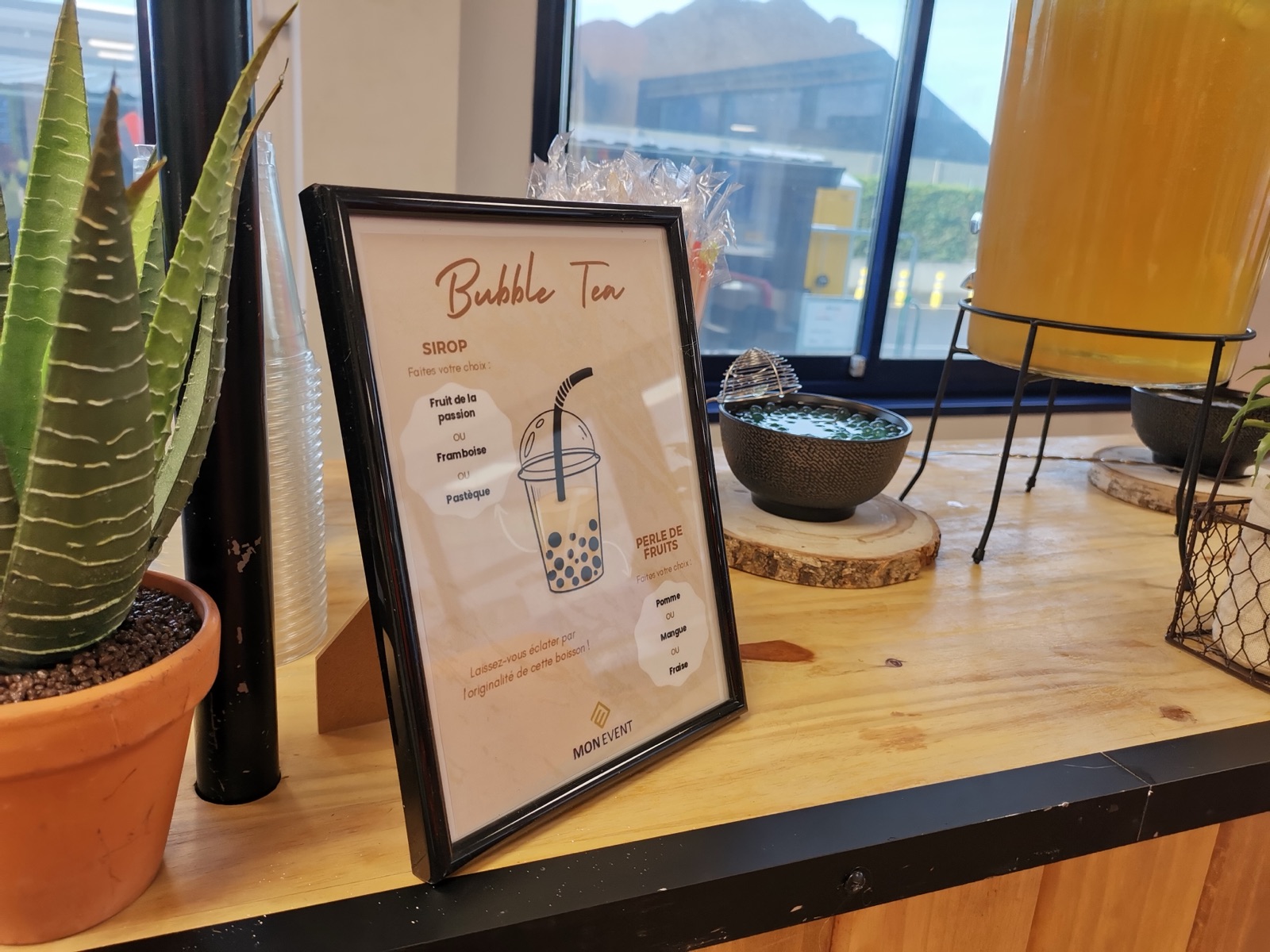 Carte et bocaux d’un bar à Bubble Tea