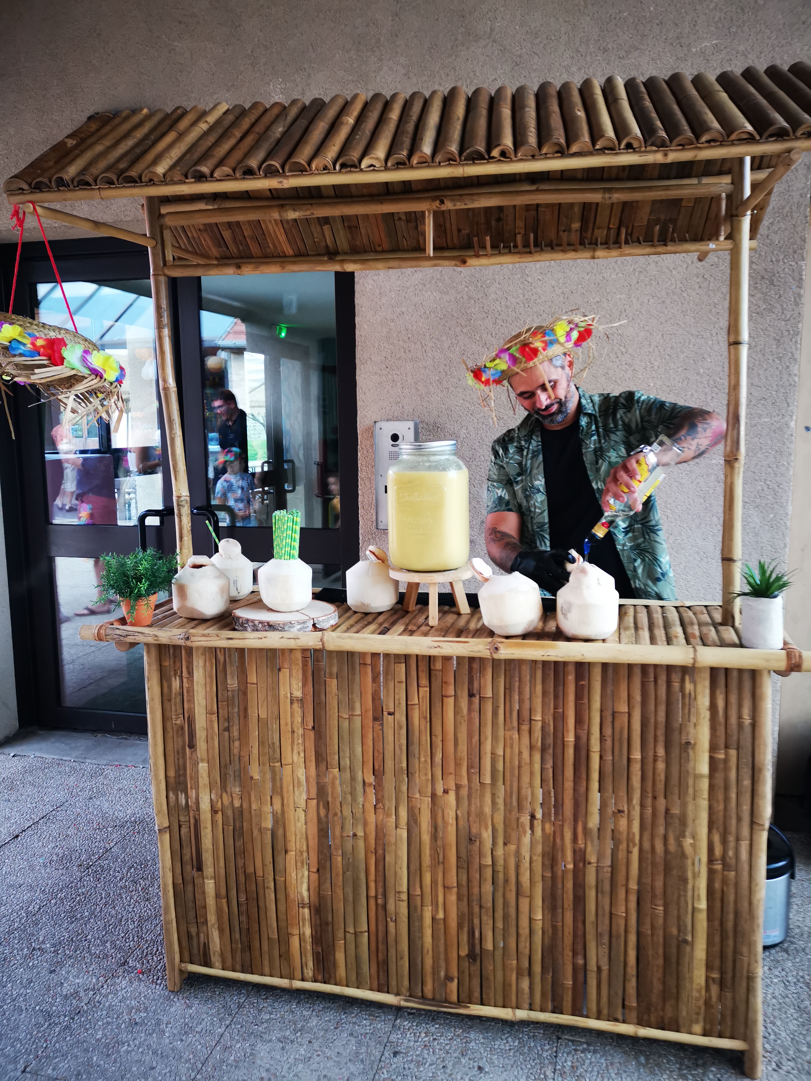Coco Bar avec cocktails servis dans de vraies noix de coco