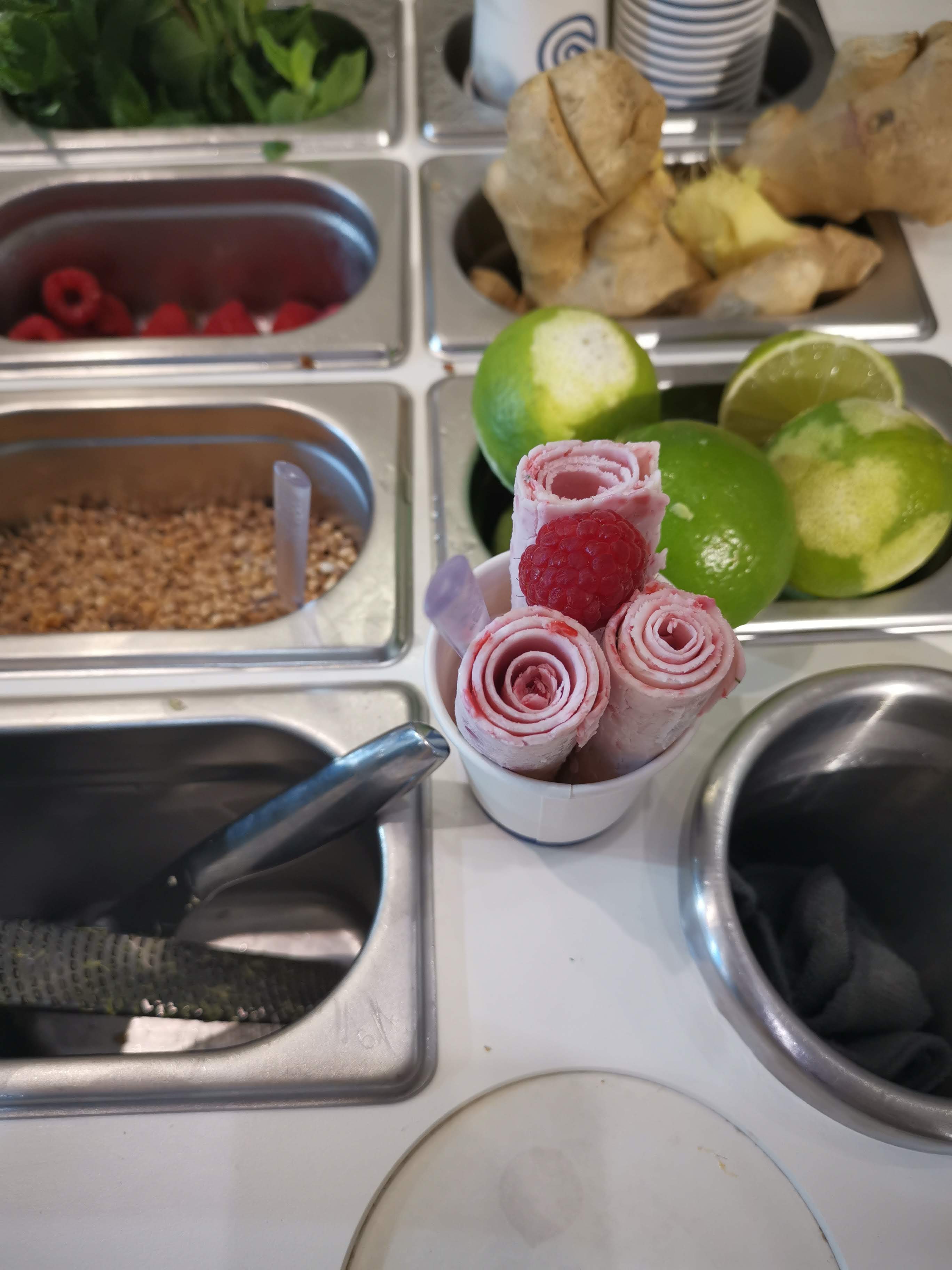 Préparation d'Ice Rolls sur plaque froide