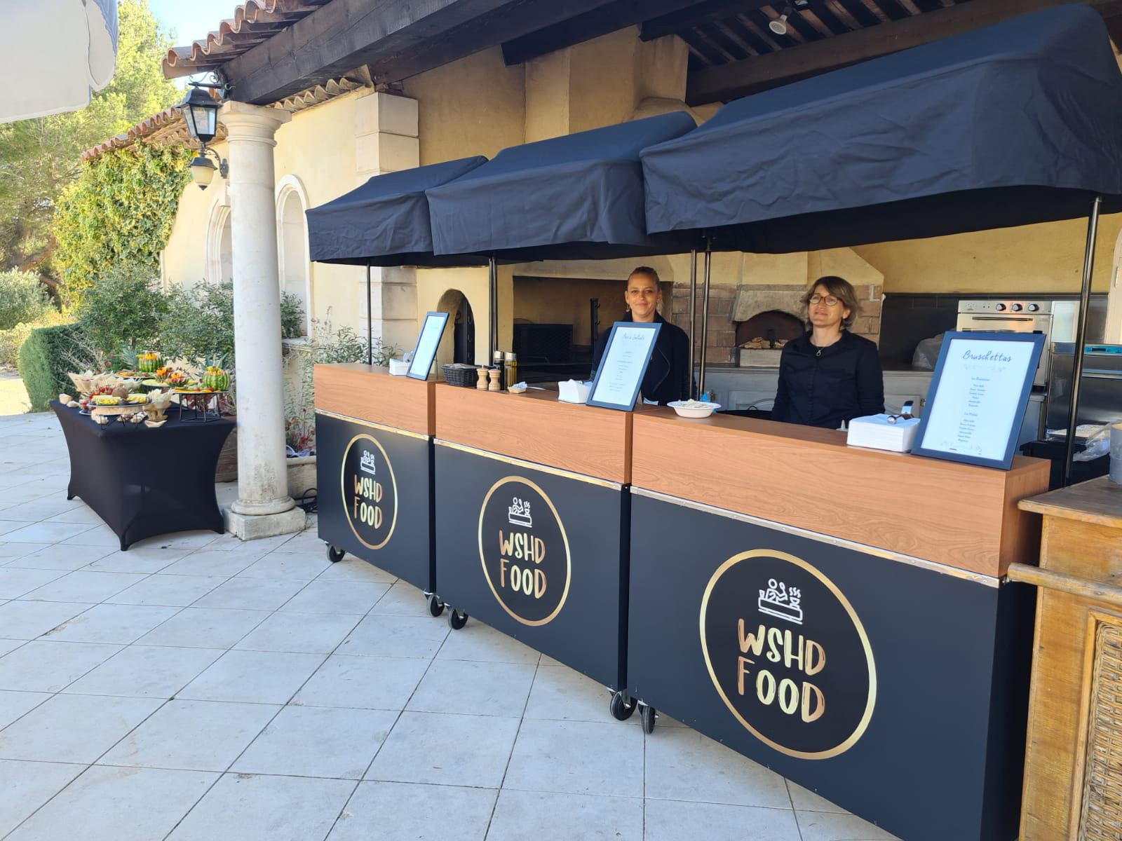 Deux stands WSHD Food en service lors d’une réception en extérieur