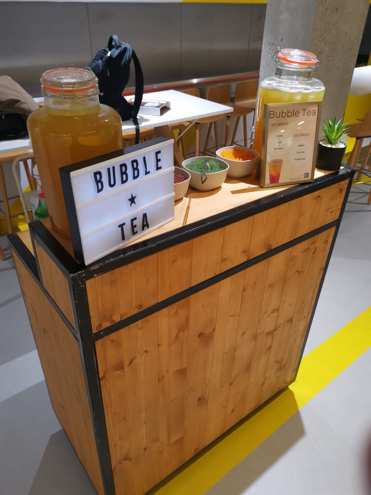 Comptoir en bois d’un bar à Bubble Tea avec bocaux de sirops